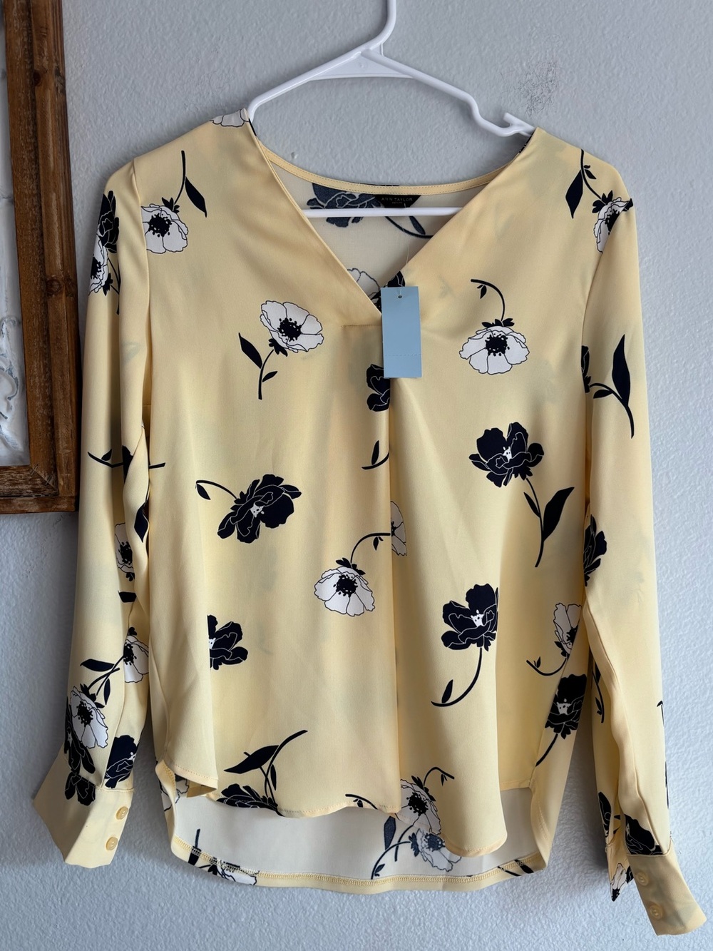 Ann Taylor Women's Sz XS Petite Yellow navy blue Floral top V-Neck Blouse NWT